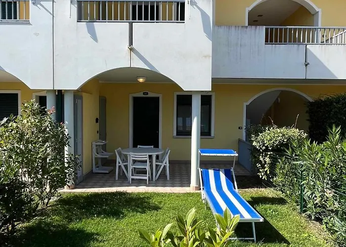Jody Bibione, Poolside Apartment With Garden